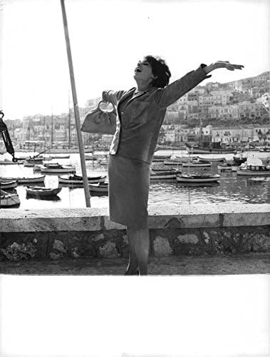 Atina'da uzanmış kollarla esintinin tadını çıkaran Pascale Petit'in vintage fotoğrafı